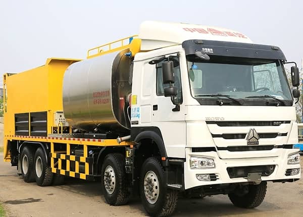 Development prospects of China's synchronous gravel sealing equipment_2